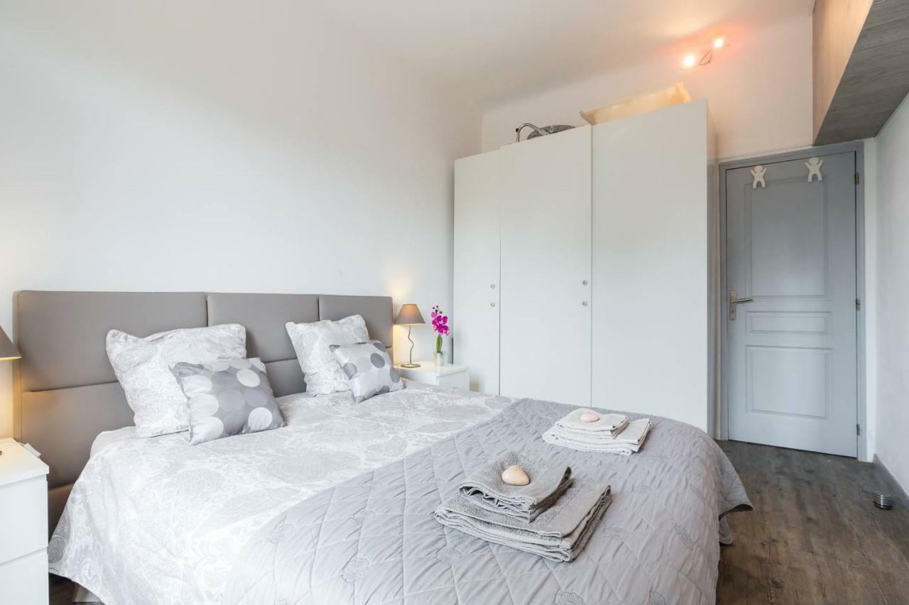 Stylish White And Red Apartments Juan-les-Pins Exteriér fotografie
